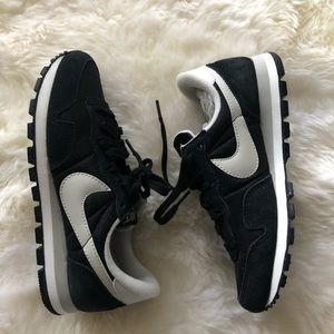 Black nike shoes